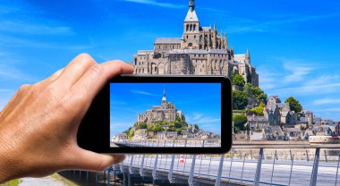mont saint miche fotoğrafını smartphone ile el