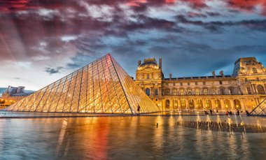 Paris - 17 Haziran 2014: Louvre Müzesi archi üzerinden güzel gün batımı