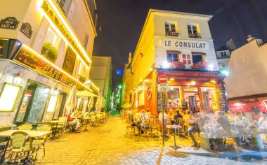 Paris-20 Haziran 2014: turistler ni at Montmartre sokakları keşfetmek