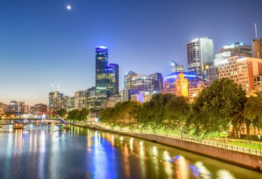 Yarra Nehri üzerinde Melbourne gece silueti, Avustralya