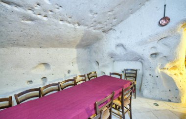 Masa ve sandalyeler bir restoranda tüf içinde inşa