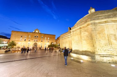 Matera, Italya-17 Eylül 2014: şehir sokakları boyunca Insanlar