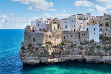 Polignano a Mare-Apulia, Italya. Güzel havadan görünümü kentin