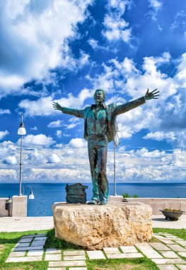 Polignano a Mare-Apulia, Italya. Domenico Modugno yer işareti Alon