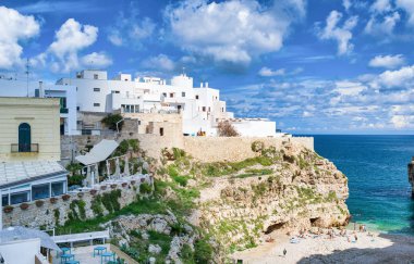 Polignano a Mare-Apulia, Italya. Güzel havadan görünümü kentin