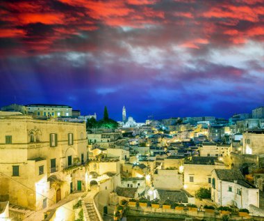 Matera panoramik hava görüntüsü geceleyin, Basilicata, İtalya