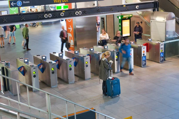 Sydney-říjen 2015: lidé vstupují do stanice metra. Město — Stock fotografie