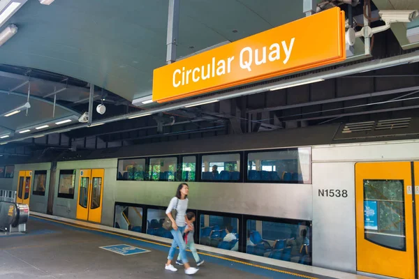 SYDNEY - OUTUBRO 2015: Comboio de metrô na estação ferroviária. O — Fotografia de Stock