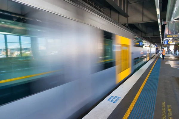 Sydney-oktober 2015: tunnel bana tåg i järnvägs stationen. Den — Stockfoto