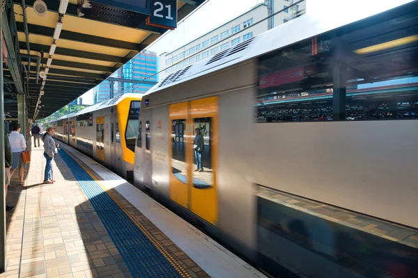 Sydney-oktober 2015: tunnel bana tåg i järnvägs stationen. Den — Stockfoto