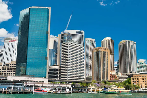 SYDNEY - OCTOBER 2015: Panoramic view of city skyscrapers. The c — Stock Photo, Image