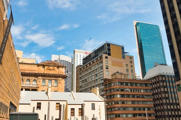 悉尼 - 2015 年 10 月:阳光明媚的一天,城市天际线。城市 — 图库照片