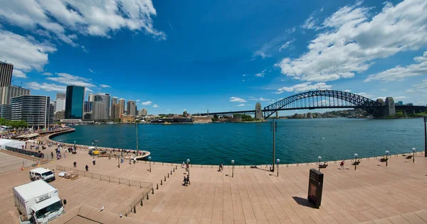 悉尼 - 2015 年 10 月:阳光下悉尼港的全景 — 图库照片