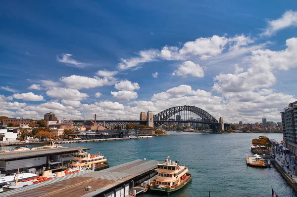 Sydney-oktober 2015: panoramisch uitzicht over Sydney Harbor op een Sunn — Stockfoto