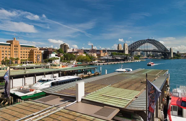 SYDNEY - OCTOBER 2015: City Harbor skyline on a sunny day. The c — Stock Photo, Image