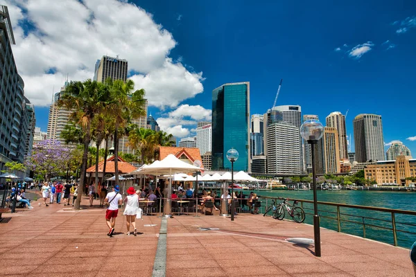 SYDNEY - OCTUBRE 2015: Edificios de la ciudad en un hermoso día soleado . — Foto de Stock