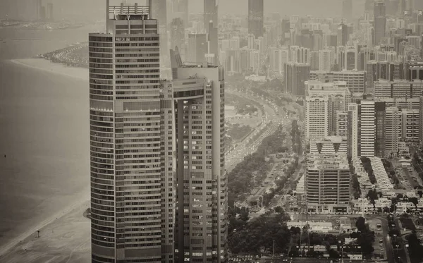 阿布扎比Corniche Road buildings at night的空中景观 — 图库照片