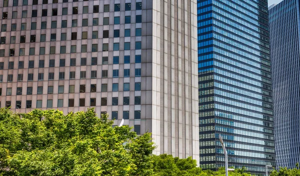 De skyline van de moderne stad van straatniveau. Business en technologie c — Stockfoto