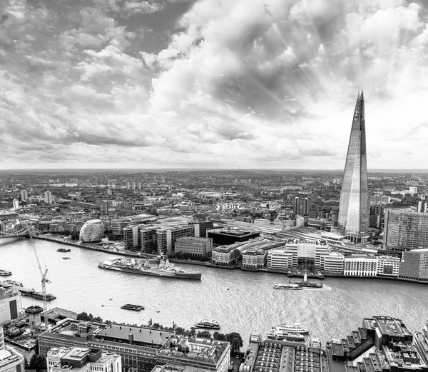 Panoramę Londynu nad Tamizą, widok z lotu ptaka na słoneczny dzień — Zdjęcie stockowe
