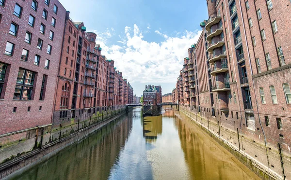 Hamburg, Tyskland - det berömda vatten-slottet i skymningen i Speich — Stockfoto