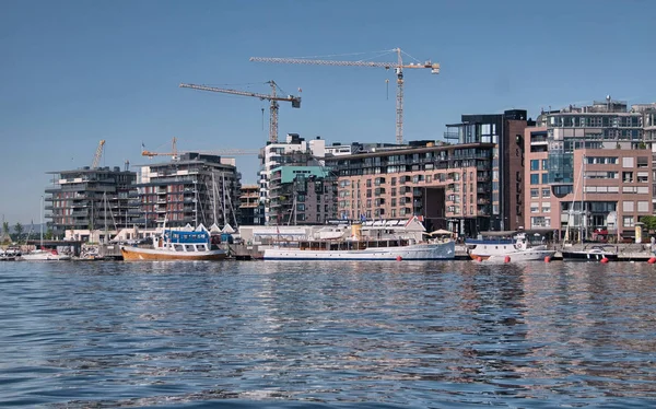 OSLO - JUN 4: Boats in Oslo Harbour, June 4, 2010 in Oslo. The p — Stock Photo, Image