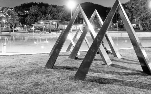 Vista noturna de Airlie Beach passeio marítimo e piscina à noite, Queensla — Fotografia de Stock