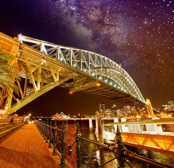 Yıldızlar ve Samanyolu ile Sydney Harbor Köprüsü gece görünümü, aus — Stok fotoğraf