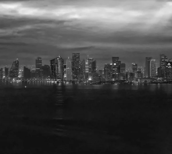 Vue aérienne de Doha depuis l'avion la nuit. gratte-ciel de la ville — Photo