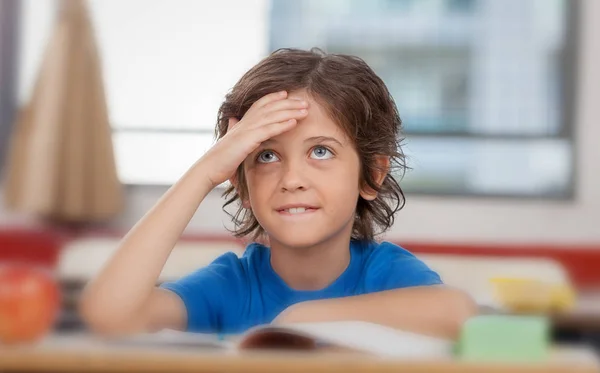 Söt Liten Glad Pojke Tänker Skolan — Stockfoto