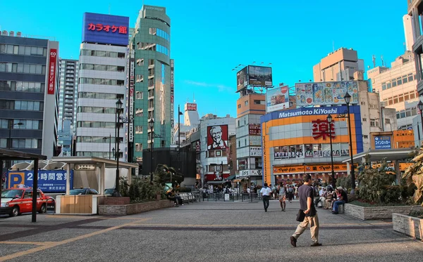 Tokyo - aug 19: plakatwände im kabuki-cho viertel von shinjuku, au — Stockfoto