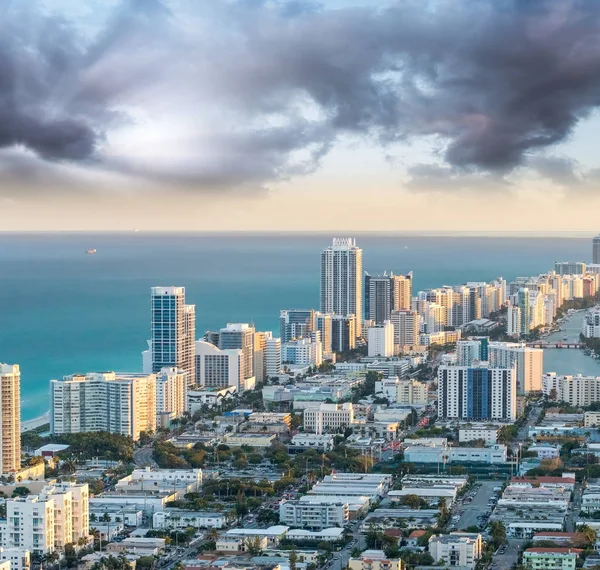Helciopter kilátás Miami Beach naplementekor — Stock Fotó