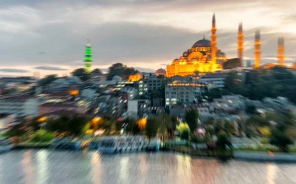Istanbul 'un bulanık gece şehir manzarası, Türkiye — Stok fotoğraf