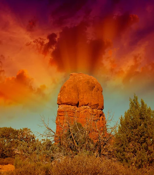 Superbe formation rocheuse verticale dans Arches Nationa Park, Utah — Photo