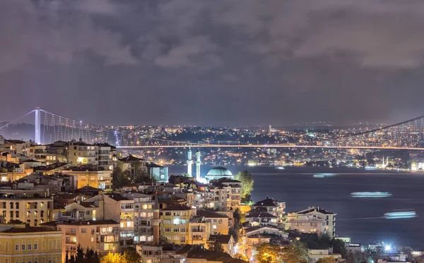 Istanbul geceleri. Güzel gün batımı şehir manzarası — Stok fotoğraf