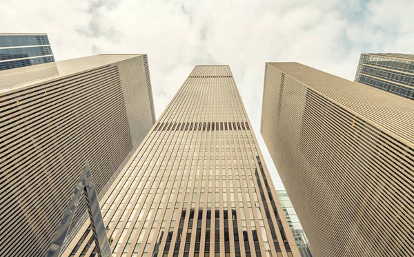 Rascacielos de oficinas contra el cielo. Concepto empresarial — Foto de Stock