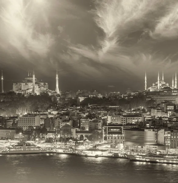Černobílá noční silulinie Istanbulu, Turecka — Stock fotografie