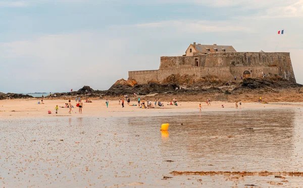 Antigua ciudad de St Malo en Bretaña, Francia — Foto de Stock