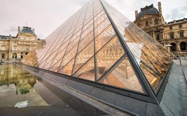 PARIS - JUNE 19: The Louvre museum and the pyramid on June 19, 2 — ストック写真