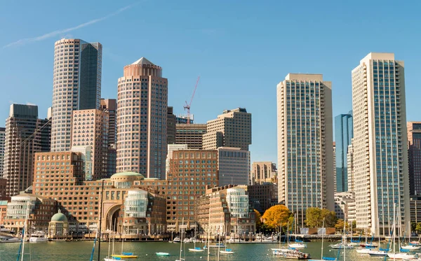 Boston-September 26, 2015: stadssilhuett på en solig dag. Den CI- — Stockfoto