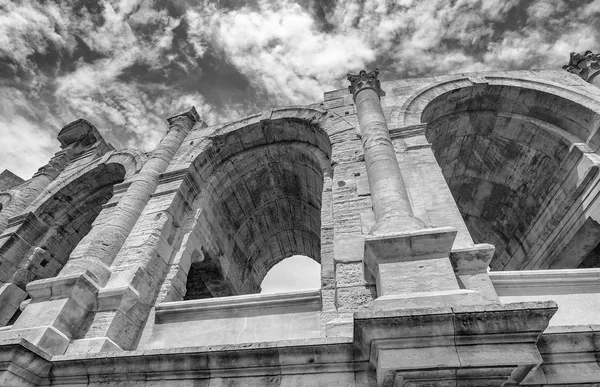 Arles, France. Belle vue sur l'arène de la ville par une journée ensoleillée — Photo