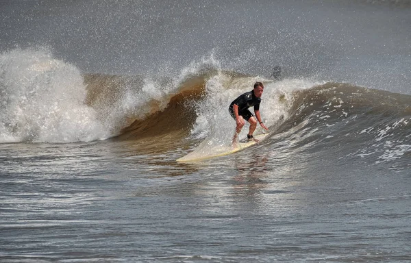 Galveston, TX-Mar 25: surfer genieten van de oceaan golven, 25 maart 2009 — Stockfoto