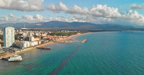 Follonica kıyı şeridinin panoramik havadan görünümü-Italya