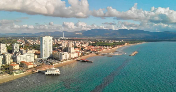Follonica kıyı şeridinin panoramik havadan görünümü-Italya
