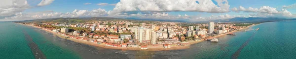 Follonica kıyı şeridinin panoramik havadan görünümü-Italya — Stok fotoğraf