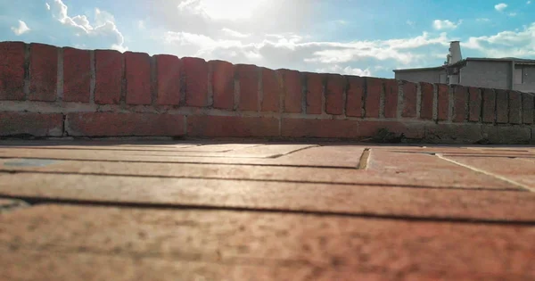 Vy över trottoaren och den lilla väggen från marken — Stockfoto