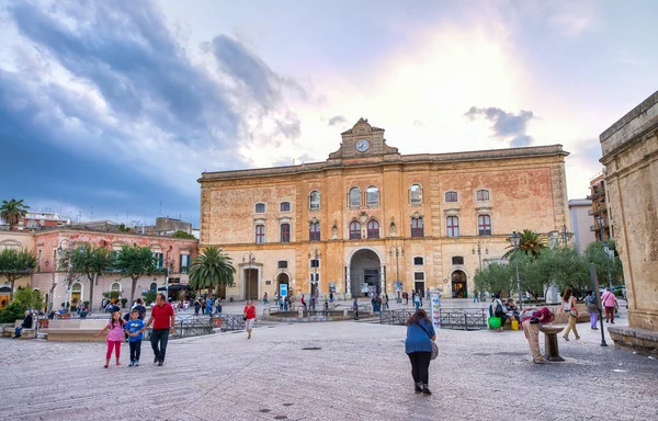 MATERA, ITALY - SEPTEMBER 17, 2014: Personer i Vittorio Veneto Sq – stockfoto