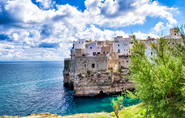 Polignano a mare - apulia, italien. schöne Luftaufnahme von Städten — Stockfoto