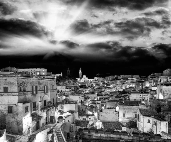 Matera panoramautsikt över luften på natten, Basilicata, Italien — Stockfoto