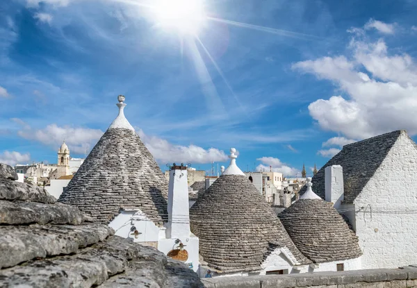 Alberobello vue aérienne panoramique par une merveilleuse journée ensoleillée, Apul — Photo