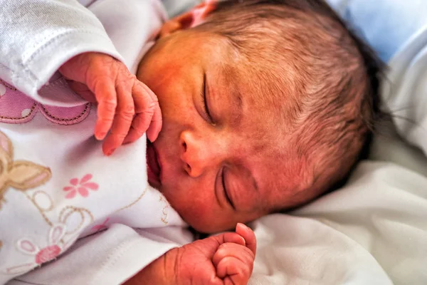 El bebé recién nacido duerme los primeros días de vida. Lindo niño recién nacido —  Fotos de Stock